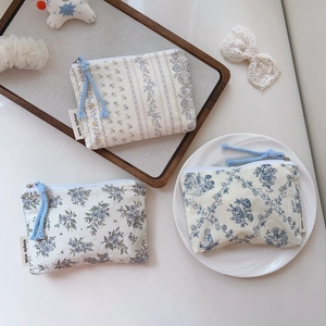Detailansicht floraler und gestreifter Baumwolltaschen mit blauen Vintage-Mustern
