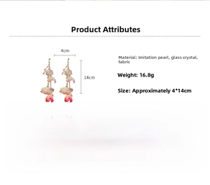 Détails macro de boucles d'oreilles fleurs en tissu avec glands longs et perles fantaisie