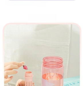 Detail of pink gradient water bottle with removable tea filter and 1000ml scale