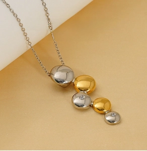 Détail du collier en acier inoxydable poli avec pendentif grappe de raisin diamanté