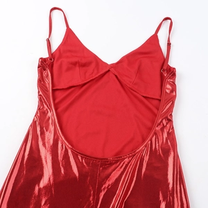 Détail d'une robe rouge dos nu à col en V avec des bretelles spaghetti réglables