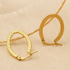 Boucles d'oreilles en U en acier inoxydable doré 18k avec motif en nid d'abeille
