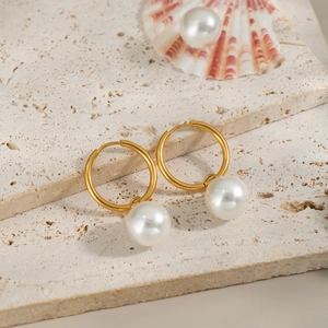 Pendientes vintage franceses de acero inoxidable chapado en oro de 18K con perlas blancas