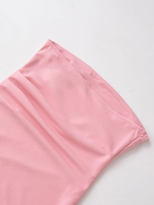 Detail showing the seamless side zipper and soft pink fabric texture of the slim fit top