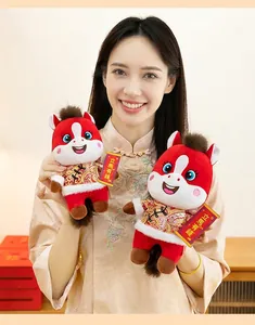 Mannequin tenant des peluches de cheval du zodiaque 2026 rouges festives