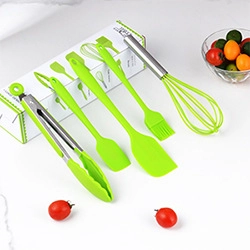 Dettaglio del set di 5 utensili da cucina in silicone verde con manici in acciaio inox