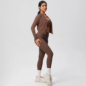 Completo yoga 3 pezzi marrone con giacca a collo alto, reggiseno sportivo e leggings a vita alta