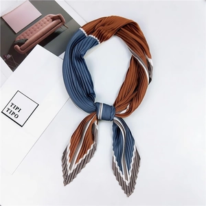 Vue détaillée du foulard plissé aspect soie en bleu marine et caramel avec bord rayé
