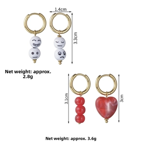 Vue détaillée des dimensions des boucles d'oreilles perles smileys et cœurs rouges