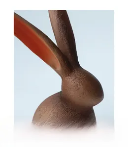 Vue détaillée d'une figurine de lapin avec texture bois brossé en marron foncé