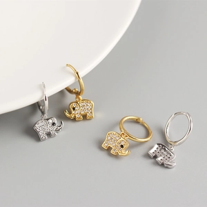 Detailansicht der S925 Sterlingsilber Elefantenohrringe in Gold und Silber mit Zirkon