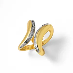 Detail van een golvende tweekleurige 18k goud vergulde ring met zirkonia kristallen