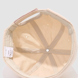 Bonnet docker beige pour enfants montrant la doublure intérieure et les coutures