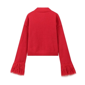 Detail von rotem Strickcardigan mit elegantem Kunstpelzbesatz an den Ärmeln Rückansicht