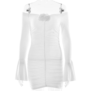 Détail de la robe moulante blanche à épaules dénudées avec fleur 3D et manches évasées