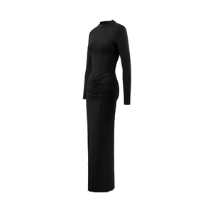 Détail des fronces à la taille sur robe longue noire à manches longues moulante