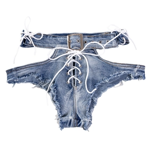 Nahaufnahme von High-Waist-Denim-Hotpants mit ausgefransten Kanten und weißer Schnürung
