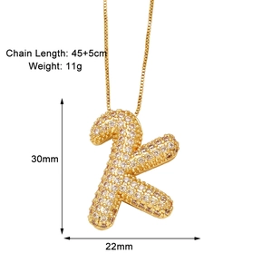 Détail du collier pendentif lettre K doré avec oxydes de zirconium et dimensions