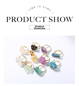 Primer plano de varios anillos de piedras naturales con alambre dorado hecho a mano