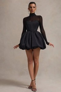 Détail du col montant en tulle transparent et ourlet bouffant sur robe courte noire
