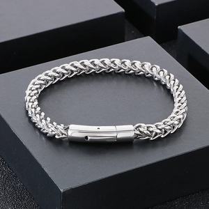 Dettaglio del bracciale in acciaio inossidabile argento intrecciato con chiusura quadra