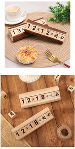 Détail macro de calendriers perpétuels en bois rustiques et polis avec blocs mobiles