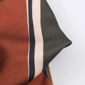 Vue macro d'un tissu à rayures asymétriques montrant une texture soyeuse et détaillée