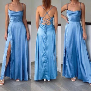 Détails de la robe en satin bleu clair avec bretelles croisées et fente haute