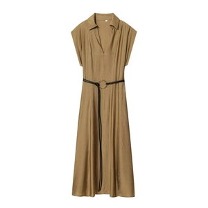 Robe mi-longue sans manches kaki à col en V avec fine ceinture noire et boucle dorée