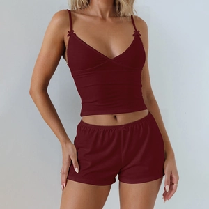 Détail de l'ensemble pyjama rouge vin deux pièces avec nœuds et décolleté en V chic