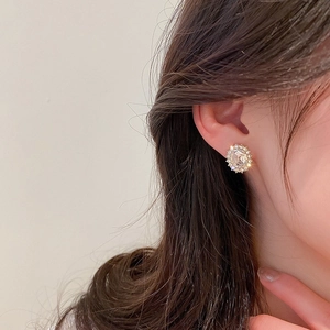 Boucles d'oreilles tournesol élégantes avec cristaux de zircon sur modèle
