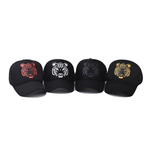 Lot de 4 casquettes trucker noires avec imprimés tête de tigre en rouge blanc gris et jaune