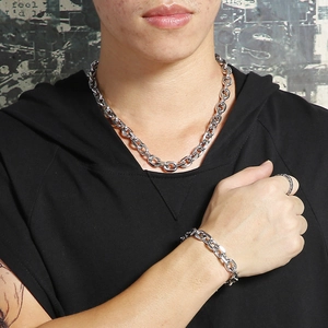 Dettaglio del set collana e bracciale a catena in acciaio inossidabile da uomo