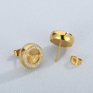 Detailansicht runder goldener Edelstahl-Ohrstecker mit feinem Zirkonstein-Besatz