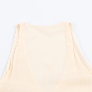 Detalle del vestido de chifón beige sin mangas mostrando la tela y el acabado del escote