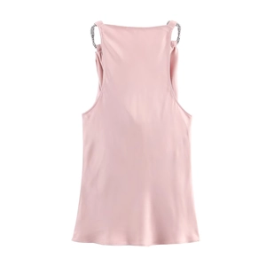 Rosa Satin-Top für Damen mit funkelnden Strass-Trägern auf weißem Hintergrund präsentiert