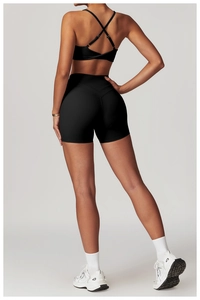 Détail du short de yoga taille haute avec taille en V et design de soutien-gorge de sport