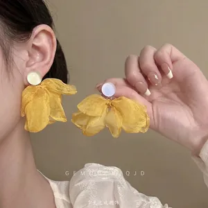 Boucles d'oreilles fleurs en organza jaune avec pétales en 3D pour un style de vacances