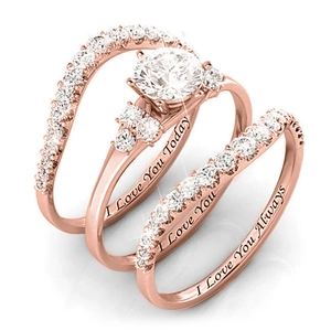 Vista macro de anillos de oro rosa con grabado I Love You Today Tomorrow Always
