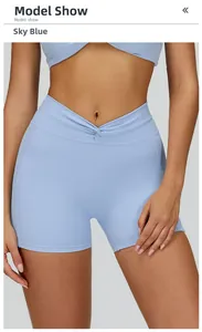 Dettaglio degli shorts da yoga azzurro con vita alta incrociata a forma di V