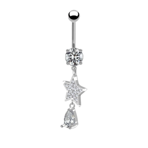 Détail macro du piercing de nombril en argent avec zircons ronds et en forme d'étoile