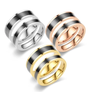 Drei Ringe aus Titanstahl in Silber, Roségold und Gold mit schwarzer Emaille-Einlage