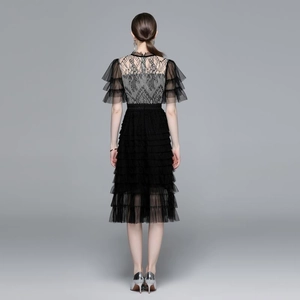 Robe midi élégante en dentelle noire et tulle à volants pour femme vue de l'arrière