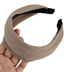 Serre-tête en velours beige pour femme avec texture plissée élégante et design épais