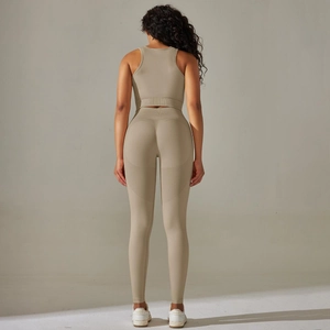 Rückansicht von hellbraunen High-Waist Yoga-Leggings und Sport-BH Set für Damen