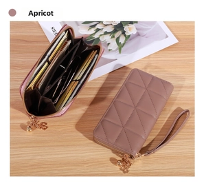 Makro-Detail von aprikosenfarbener Kunstleder-Brieftasche mit Steppmuster und Reißverschluss