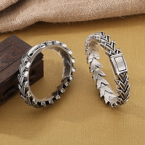 Nahaufnahme des Vintage-Titanstahl-Armbands mit detaillierter Drachenknochen-Textur