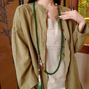 Collier de perles vertes avec longues pampilles et détails cloisonnés au style chinois