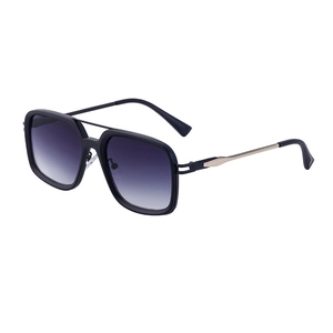 Retro square oversized sunglasses with black frame, gold metal temples and gradient lenses