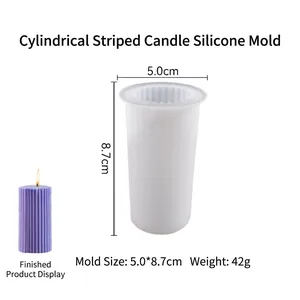 Détail du moule en silicone pour bougie cylindrique à rayures mesurant 5,0x8,7cm